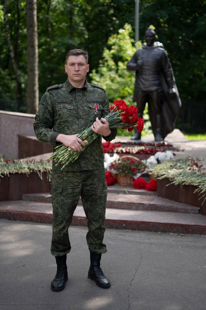 Шалаев Александр Владимирович с цветами у мемориала